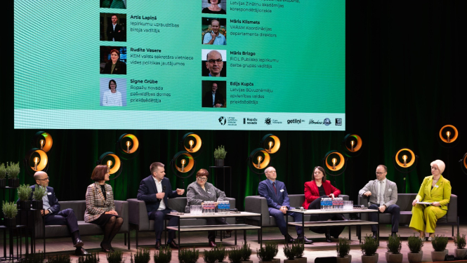 Ulbrokā aizvadīta Ilgtspējīgu iepirkumu diena 2026, skatuve, kurā notiek paneļdiskusija