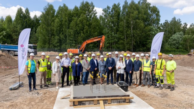 Ar laika kapsulas iemūrēšanu svinīgi atklāts “Capital Mill” īstenotais Loģistikas centra paplašināšanas projekts