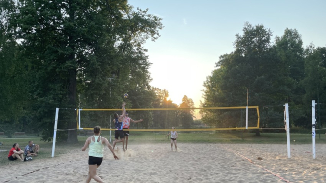 Nakts turnīrs pludmales volejbolā Ropažos