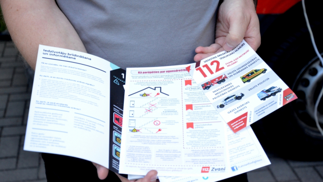 cilvēks ar dokumentiem rokās