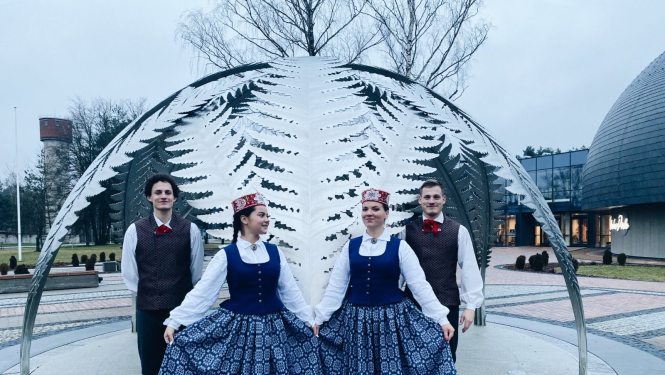 Stopiņu pagasta jauniešu deju kolektīva "Pastalnieki" dalībnieki Sakas novada tautastērpos