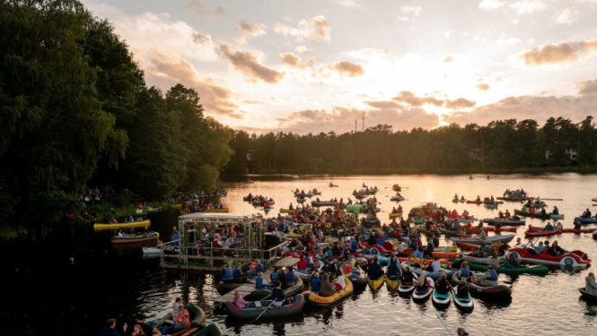 Ar rotaļām bērniem un koncertu uz ezera aizvadīta Langstiņu ezera diena