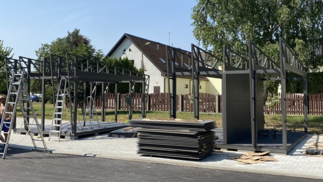 Uzsākta tirdzniecības nojumju uzstādīšana Ropažos