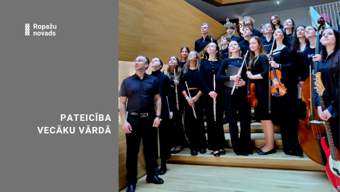 patiecība vecāku vārdā, bildē koris ar skatienu uz augšu