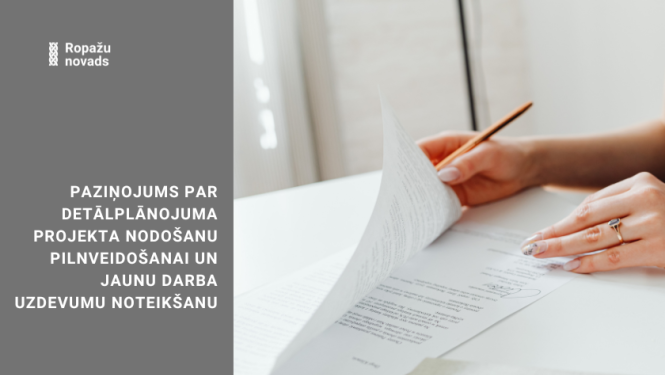 Paziņojums par detālplānojumu Garkalnes pagastā, bildē dokumenti un sievietes roka