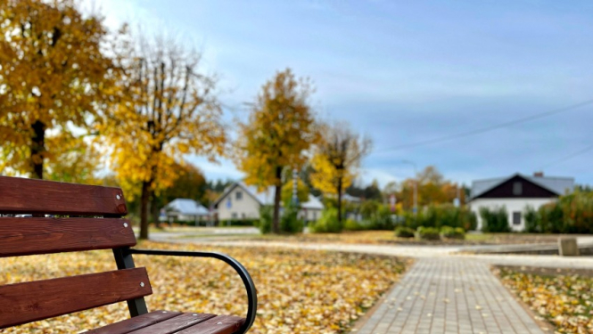 Vangažu pilsētā nobruģēta gājēju ietve un pasta ēkas teritorija