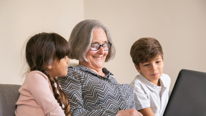 vecmāmiņa ar diviem bērniem