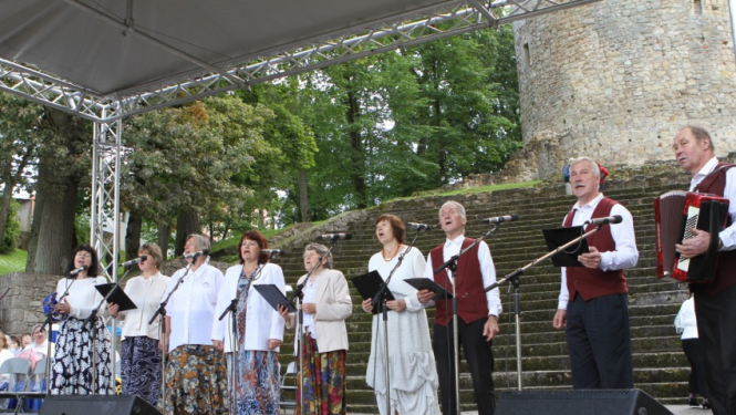 Ropažu Kultūras centra senioru vokālais ansamblis “Sarma” sadzied Cēsīs