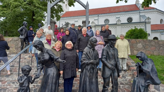 Seniori ekskursijā iepazīst Kurzemi