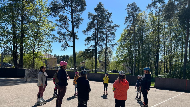 Ulbrokā noslēgušās drošās skrituļošanas skolas nodarbības