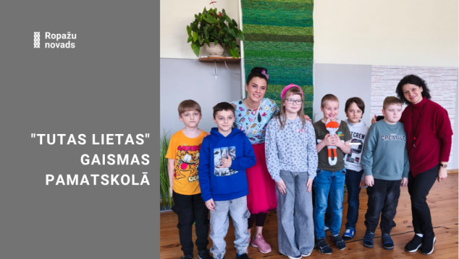 Tutas lietas Gaismas pamatskolā, bildē bērni ar aktrisi Lieni Sebri