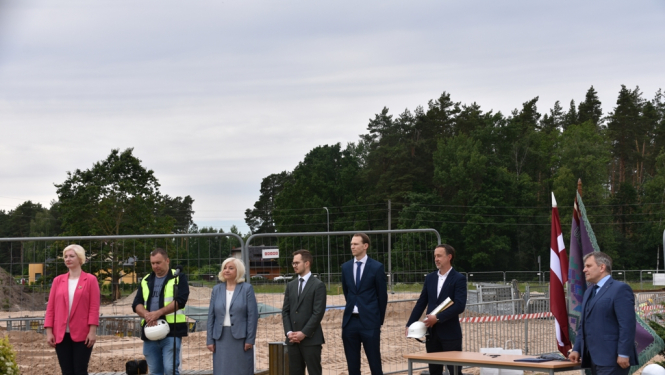 Ulbrokas vidusskolas laika kapsulas iemūrēšana