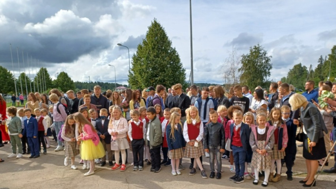 Aicinām autobraucējus izglītības iestāžu tuvumā un teritorijā ievērot ceļa zīmes, un ceļu satiksmes noteikumus