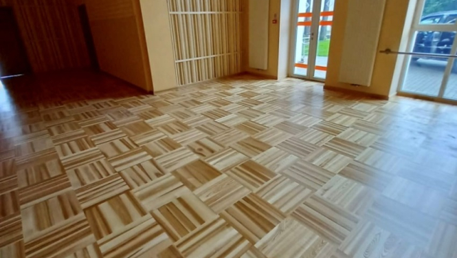 Vangažu kultūras namā veikta parketa grīdas izbūve