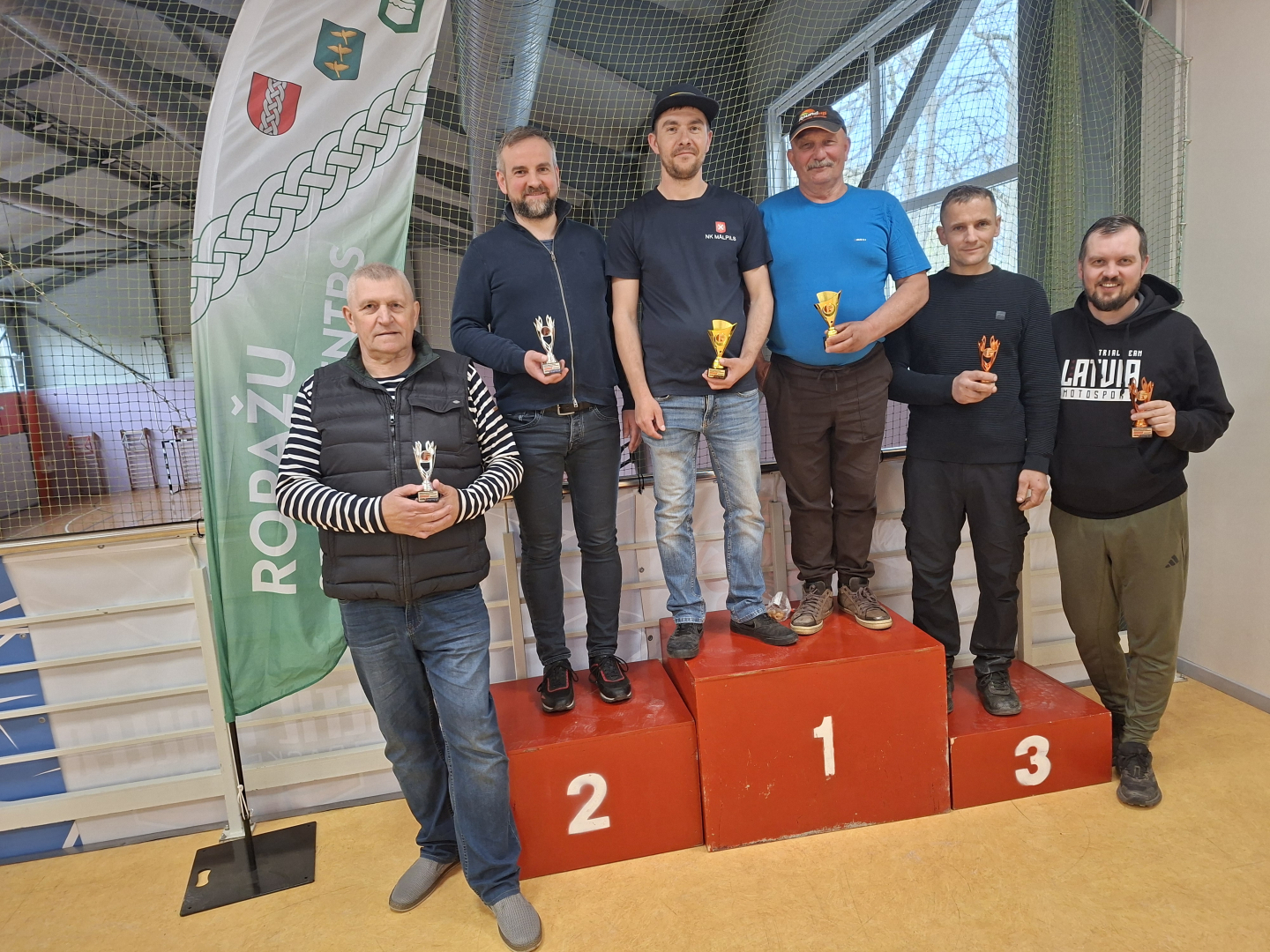 Novusa turnīra uzvarētāju kopbilde Zaķumuižas sporta hallē