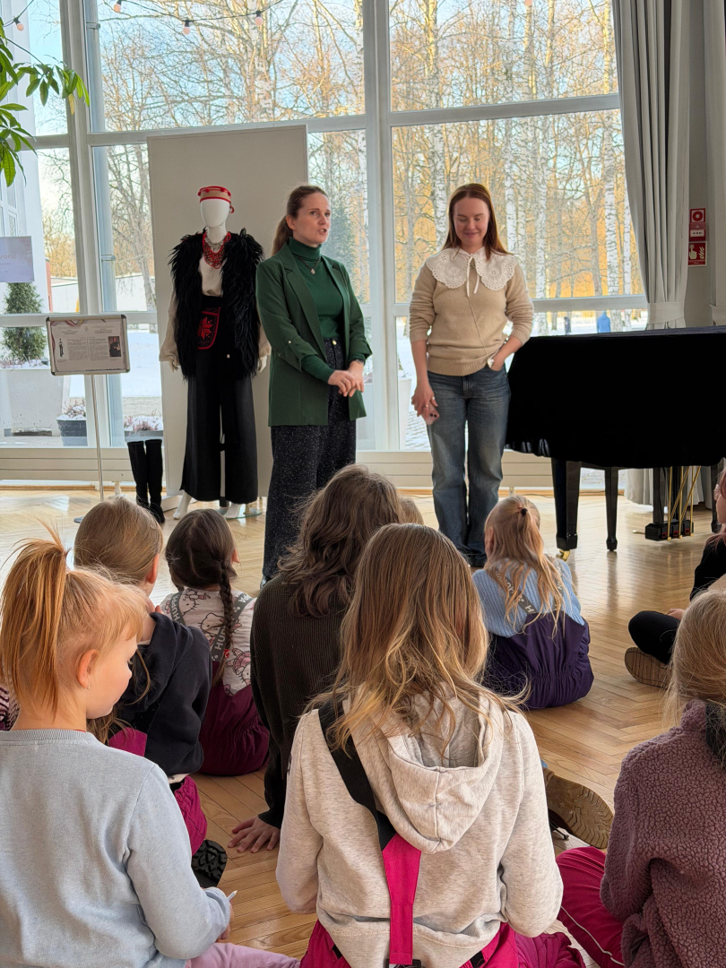 Tikšanās ar ukraiņu mākslinieci Olenu Riuminu tērpu kolekcijas “Atmiņas kods” izstādē