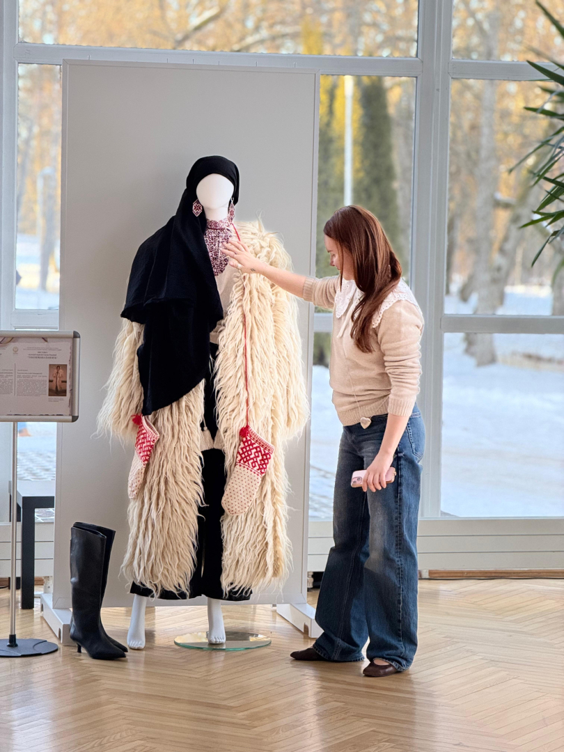 Tikšanās ar ukraiņu mākslinieci Olenu Riuminu tērpu kolekcijas “Atmiņas kods” izstādē
