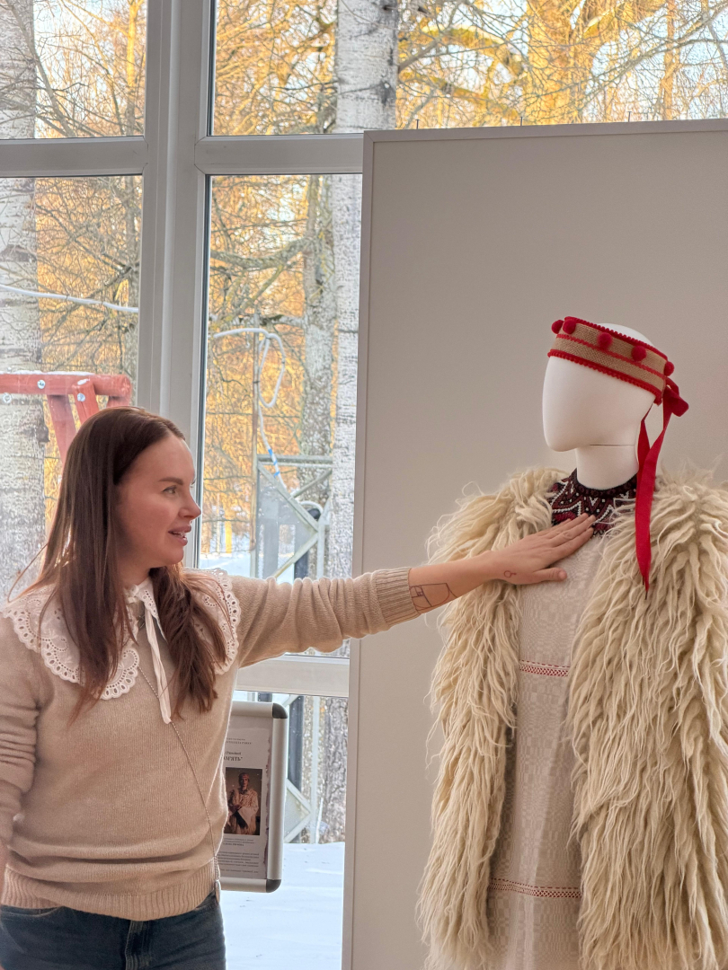 Tikšanās ar ukraiņu mākslinieci Olenu Riuminu tērpu kolekcijas “Atmiņas kods” izstādē