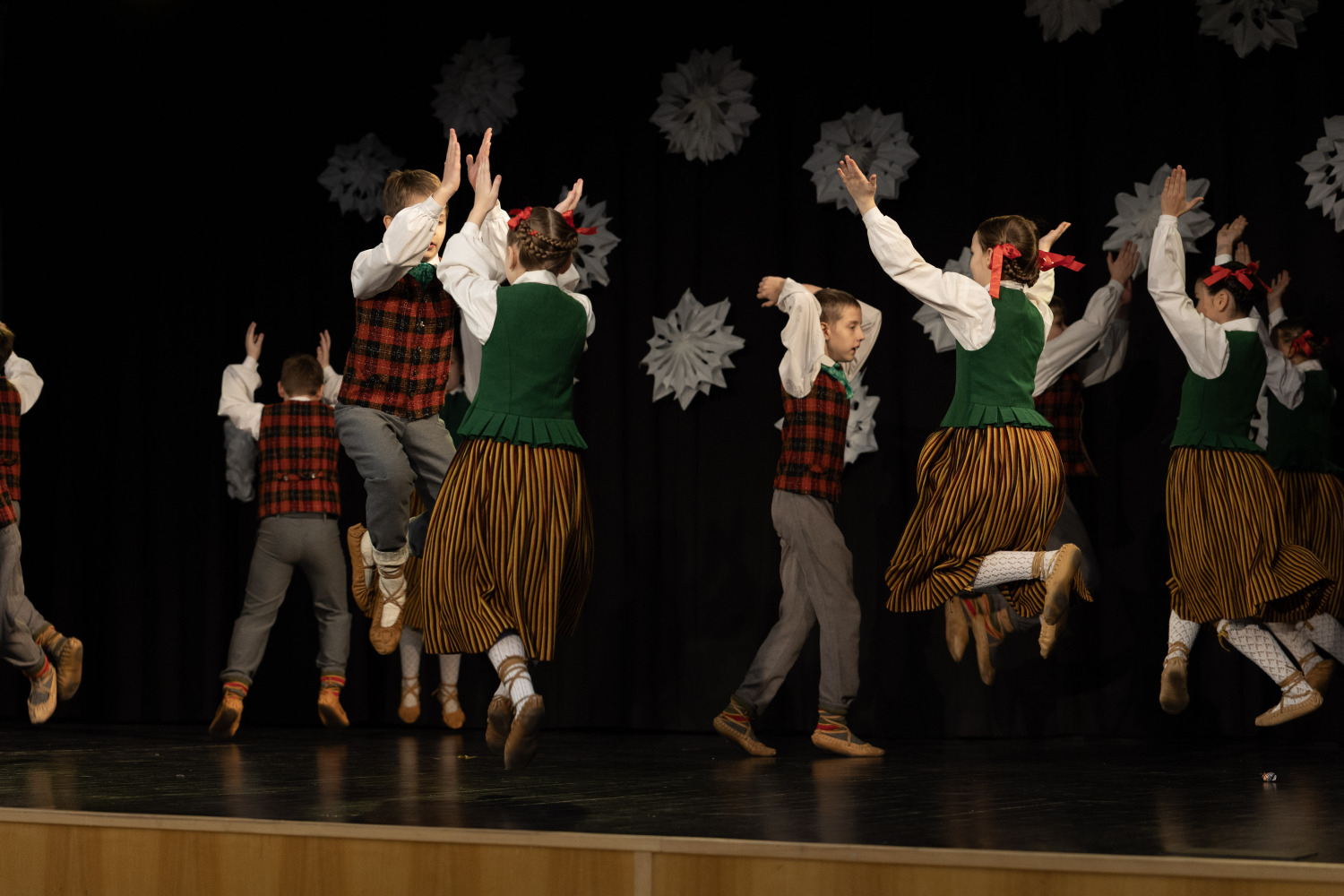 Ziemassvētku tirdziņš un sporta aktivitātes Ropažos