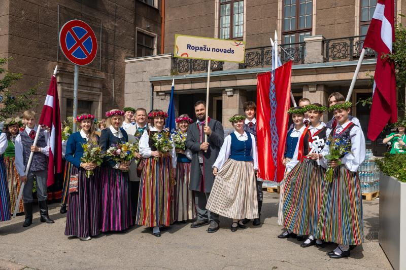 Ropažu novads skolēnu dziesmu svētku gājienā