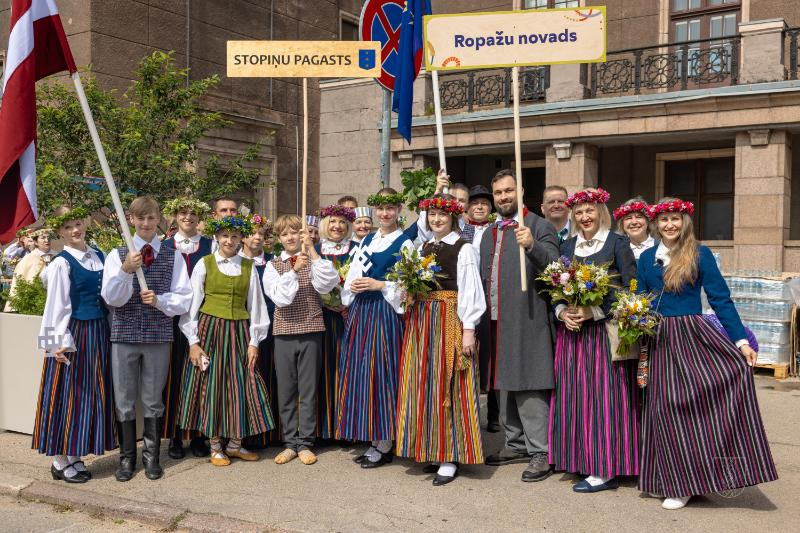 Ropažu novads skolēnu dziesmu svētku gājienā