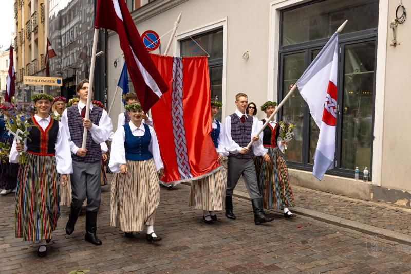 Ropažu novads skolēnu dziesmu svētku gājienā