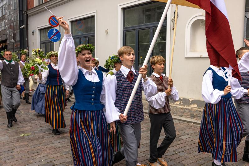 Ropažu novads skolēnu dziesmu svētku gājienā