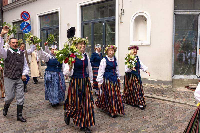 Ropažu novads skolēnu dziesmu svētku gājienā