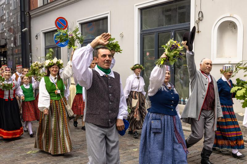 Ropažu novads skolēnu dziesmu svētku gājienā