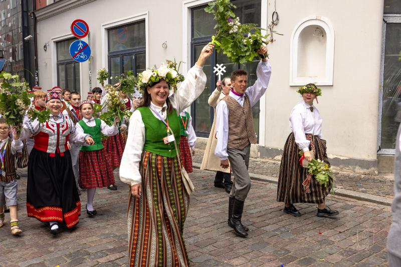 Ropažu novads skolēnu dziesmu svētku gājienā