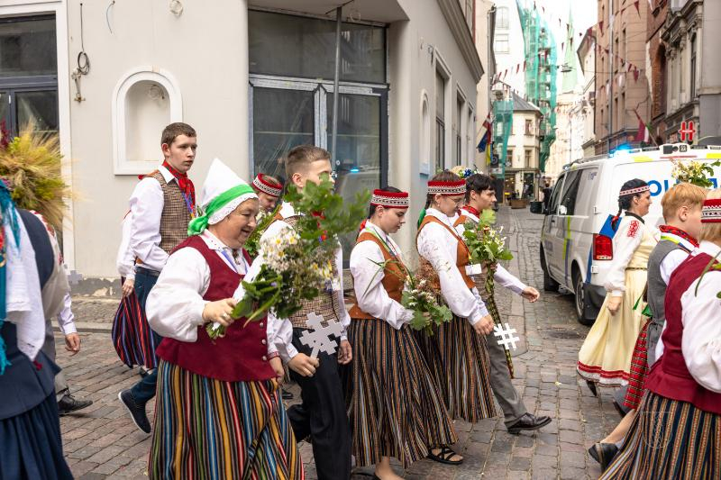 Ropažu novads skolēnu dziesmu svētku gājienā