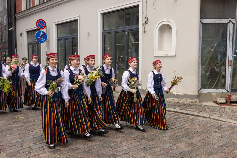 Ropažu novads skolēnu dziesmu svētku gājienā