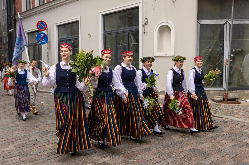 Ropažu novads skolēnu dziesmu svētku gājienā