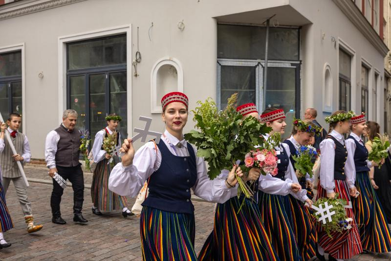 Ropažu novads skolēnu dziesmu svētku gājienā