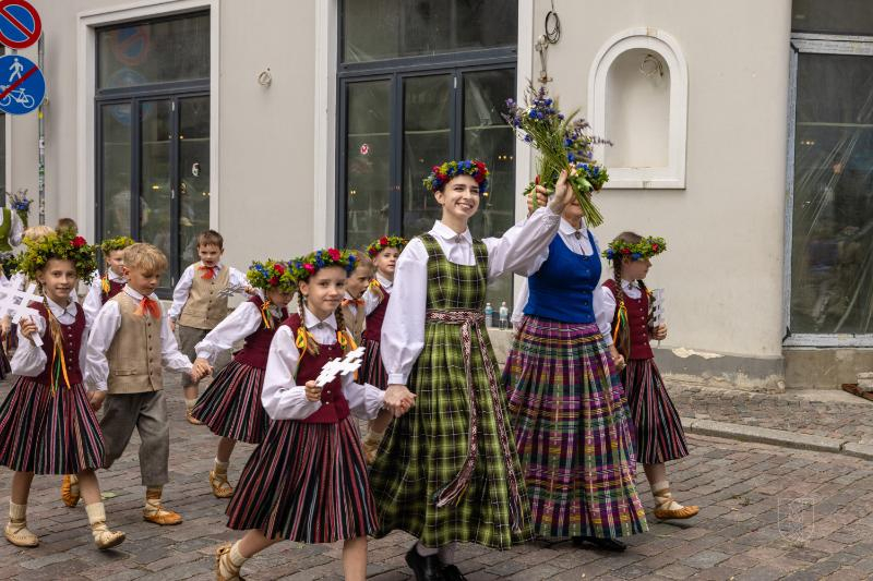 Ropažu novads skolēnu dziesmu svētku gājienā