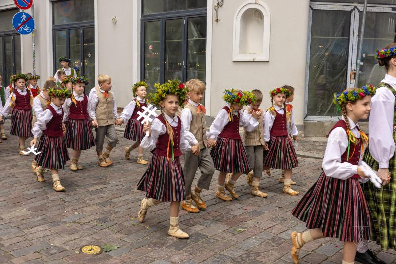 Ropažu novads skolēnu dziesmu svētku gājienā