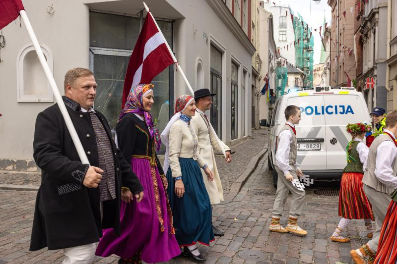 Ropažu novads skolēnu dziesmu svētku gājienā