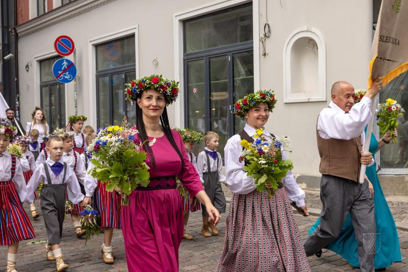 Ropažu novads skolēnu dziesmu svētku gājienā