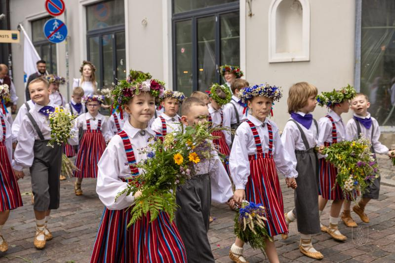 Ropažu novads skolēnu dziesmu svētku gājienā
