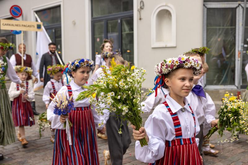 Ropažu novads skolēnu dziesmu svētku gājienā