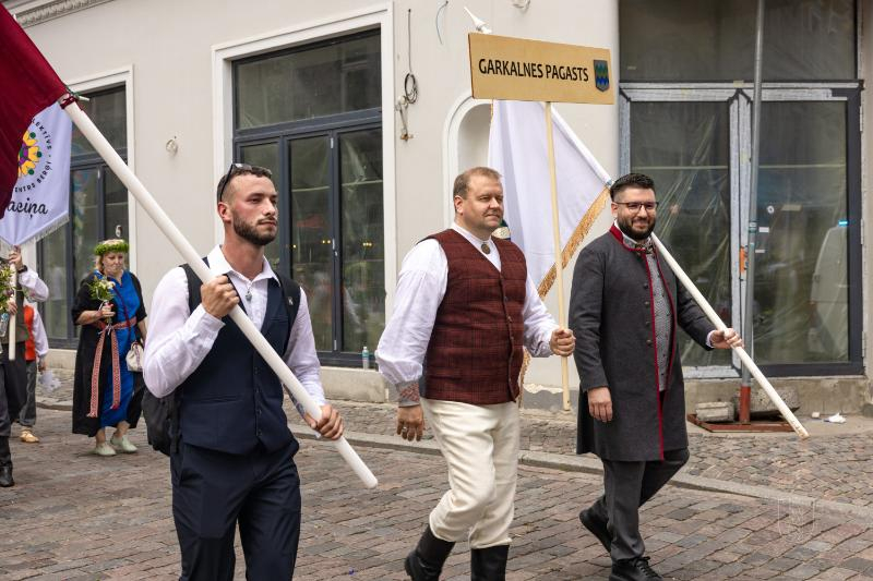 Ropažu novads skolēnu dziesmu svētku gājienā