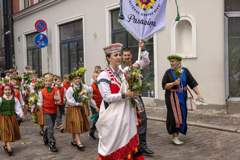 Ropažu novads skolēnu dziesmu svētku gājienā