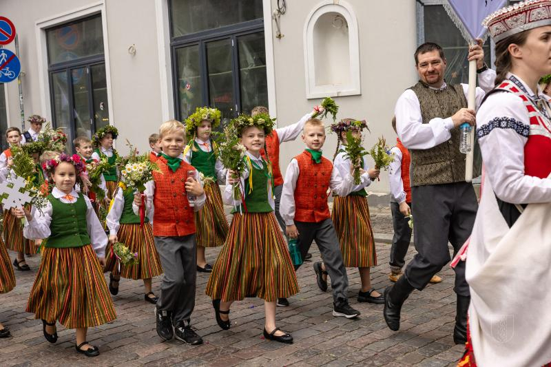 Ropažu novads skolēnu dziesmu svētku gājienā