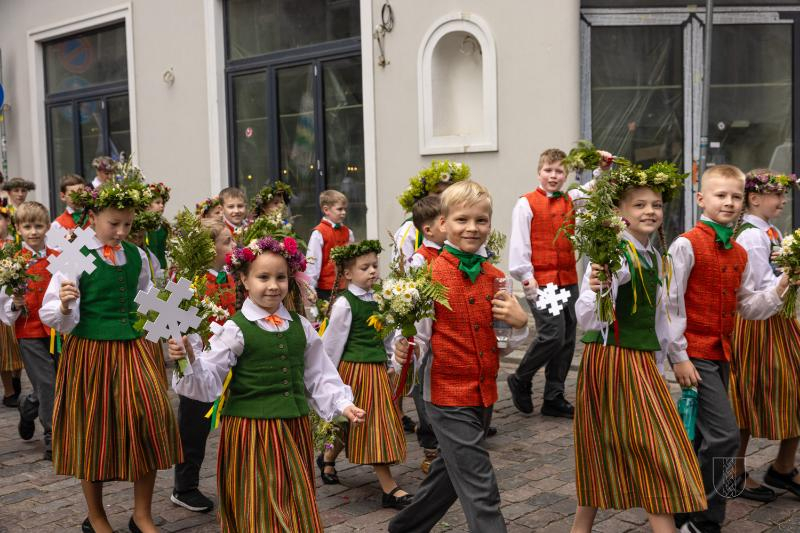 Ropažu novads skolēnu dziesmu svētku gājienā