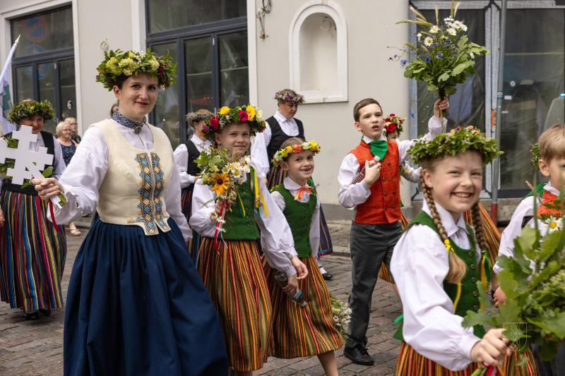 Ropažu novads skolēnu dziesmu svētku gājienā