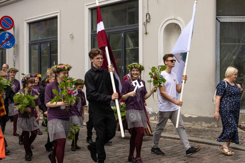 Ropažu novads skolēnu dziesmu svētku gājienā