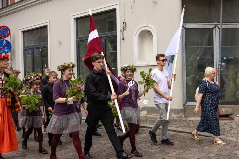 Ropažu novads skolēnu dziesmu svētku gājienā