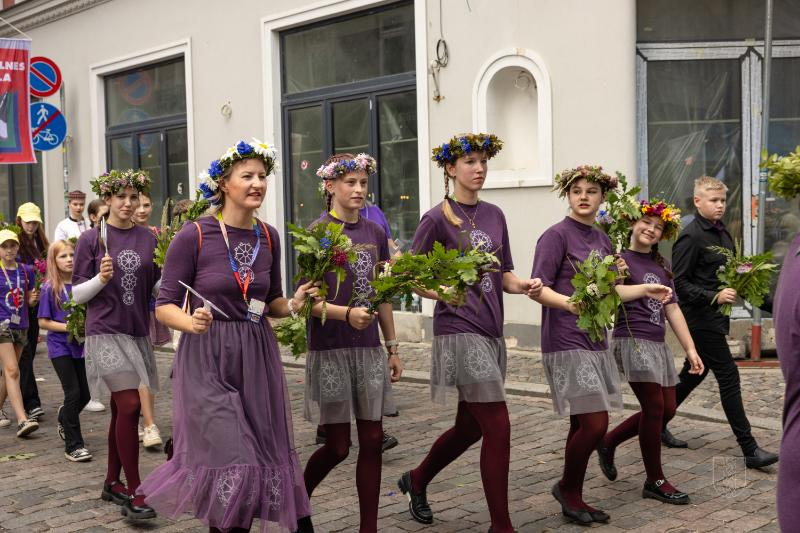 Ropažu novads skolēnu dziesmu svētku gājienā