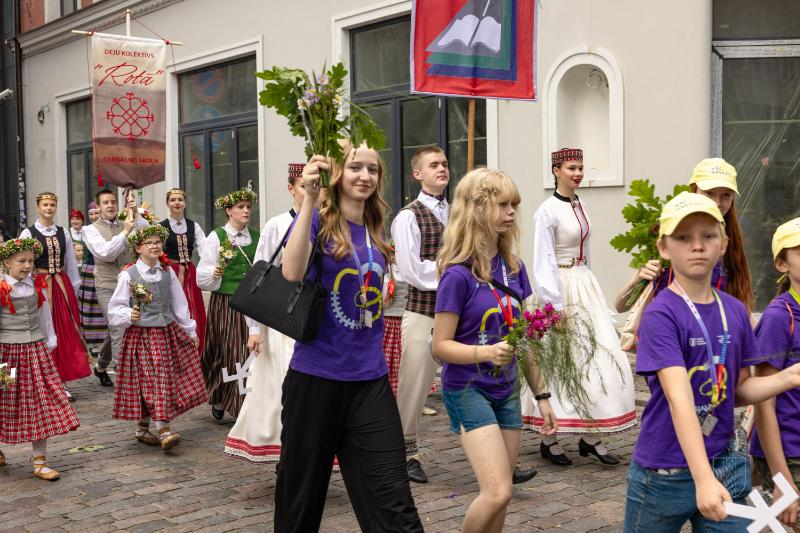 Ropažu novads skolēnu dziesmu svētku gājienā