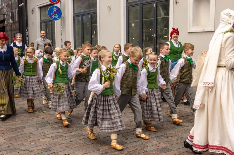 Ropažu novads skolēnu dziesmu svētku gājienā
